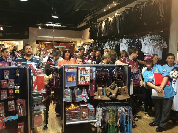 complexiteit petticoat Garderobe West Ham United on Twitter: "STORE SIGNING: Hundreds of fans have turned  out to meet Jarvo, Jenko and Tonks at the Lakeside Store #COYI  http://t.co/Uvv1fjGb2u" / Twitter