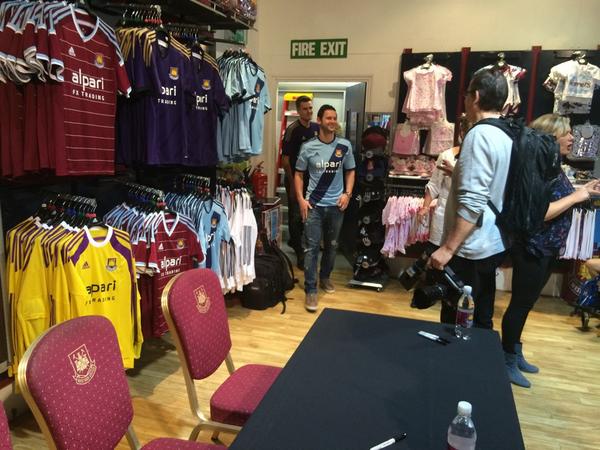 Ijdelheid mobiel registreren West Ham United on Twitter: "STORE SIGNING: The lads have arrived at the  Lakeside Store! #COYI http://t.co/NzBmxcaslG" / Twitter