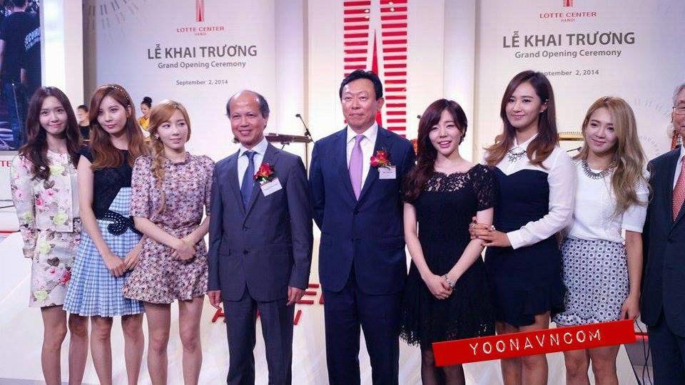 [PIC][02-09-2014]SNSD khởi hành đi Việt Nam để tham dự Lễ khai trương cửa hàng Lotte Department vào sáng nay - Page 2 BwiHSuFCAAIsUtX