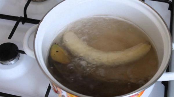 Банан реклама. Свари банан и выпей воду на ночь. Закипяти бананы с корицей. Свари банан и выпей воду на ночь утром удивишься. Бананы с корицей напиток перед сном.