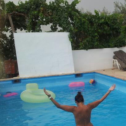 martaGoFe's tweet photo. Aqui tenemos a la señora @25Morejon  q ella aunque llueva no se sale del agua!! #qmujé http://t.co/xwgXDyjBgi