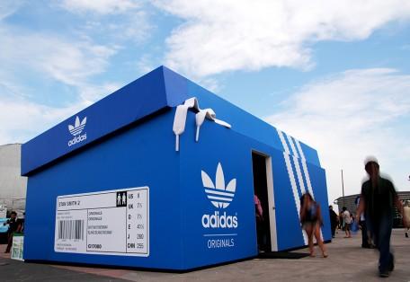 hipocresía Cerebro Intención JUAN RAMÓN MORALES on Twitter: "Vaya tienda chula de Adidas en forma de caja  de zapatos. Las modernidad y originalidad http://t.co/xcKowKIlwL" / Twitter