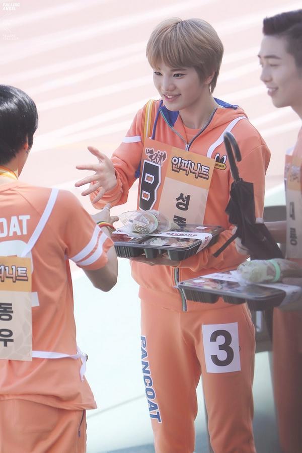 falling9393's tweet photo. 130903 MBC 아육대 #성종 #22ndJJONGday 22pics http://t.co/nFn9tSgpoD http://t.co/mOVdazHR7y