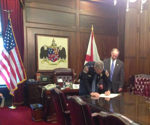 ALEAprotects's tweet photo. Gov. Bentley swears in Lt. Col. Jack Clark as Assistant Director of DPS #ALEADPS http://t.co/AXyzoOTq0l