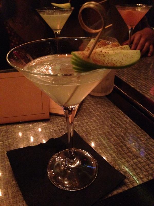 radeats's tweet image. Apple and Cinnamon heavenly martini #cocktail