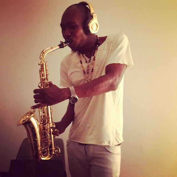 MonsterProducts's tweet photo. .@RealSeunKuti loves the Gold. #Monster24k #GoldenSax http://t.co/eO0FkPtpVD