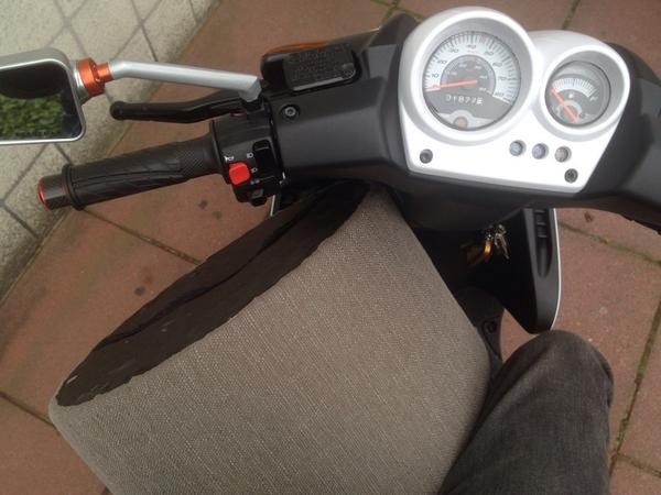 Sandersnoopi's tweet photo. Vandaag kruk opgehaalt bij leenbakker... Paste niet echt http://t.co/FSrmCeYQVO