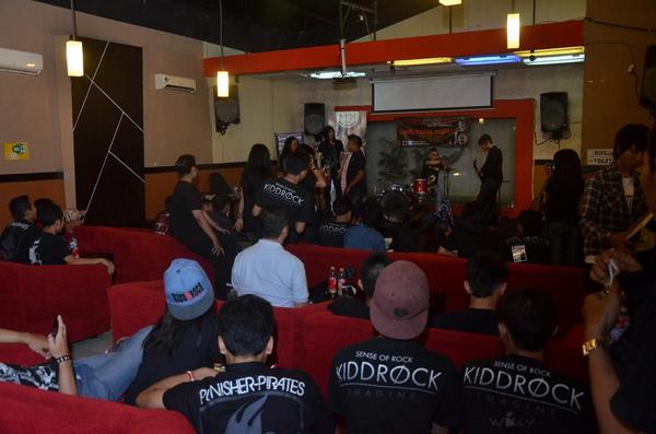Pasukan <a href="/IKVERS_Pusat/">IKMALOVERS Indonesia</a> n kidrock #ngejam w/ @ikmaltobing n friend