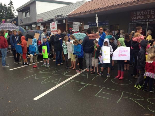 CVRecord's tweet photo. Teachers, parents and students rally in front of MLA @DonMcRaeMLA's office in #courtenay http://t.co/TzEYL7Zptb