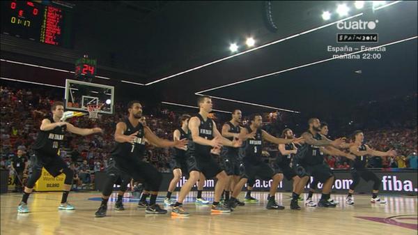 BasketMediaset's tweet photo. En VÍDEO: La Haka de los jugadores de Nueva Zelanda no intimida a los EEUU http://t.co/laYXu4CFRz #Spain2014 http://t.co/JN7a8vonbA