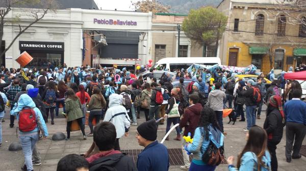 SchlomitDelonge's tweet photo. Ahora cortando el tránsito @24HorasTVN @reddeemergencia @chilevision @canal13 http://t.co/bw2I55vZmm