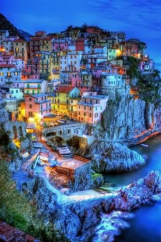 coworkingmap's tweet photo. #TravelTuesday in Manarola,Cinque Terre, Italy #beautiful #Italy #lights #architecture #travel #coworkingmap http://t.co/2BVx8K0eOB