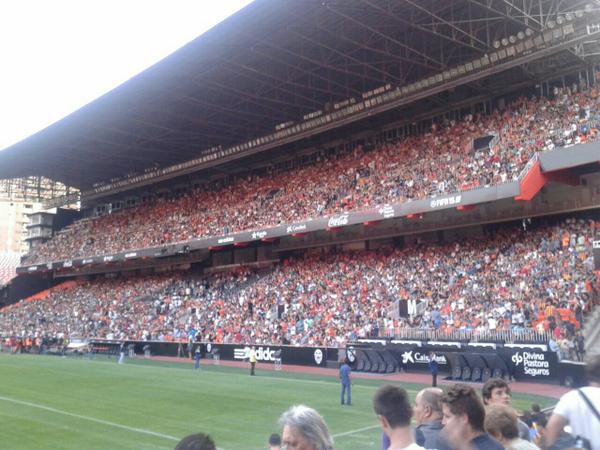 eduardoesteve's tweet photo. Brutal esta foto!! “@davidmaroto: No se va a jugar un partido, no. Se va a presentar un jugador #BenvingutNegredo http://t.co/5LGFzyR7dA”