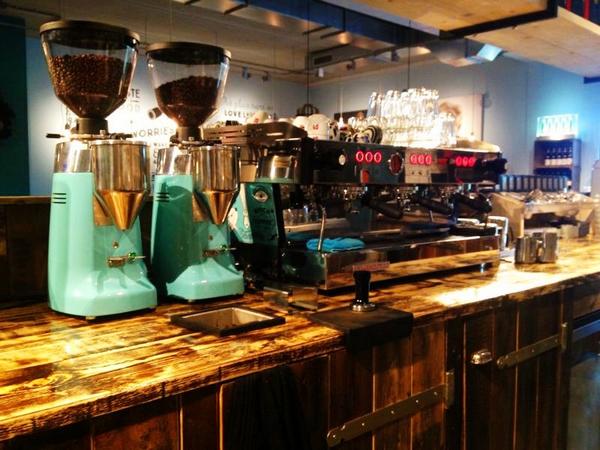 Voor de koffie freaks: #espressobarhugo gebruikt een La Marzocco Linea PB &amp; mintgroene Mazzer Kony's. #lamarzoccoNL