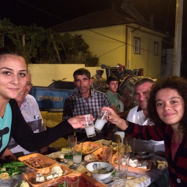 AysuTosun's tweet photo. Çakır Keyiff
Düğün Sonrası Eğlenceye Devamm :D
#100lük #Rakıyı #Devirdik @silaergun9 http://t.co/oa20M7bCmY