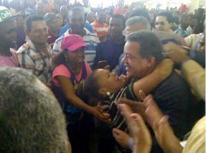 plataforma2016's tweet photo. Asi el pueblo recibio al presidenre Fernandez, PLATAFORMA DEMOCRÁTICA #plataformaleonel2016 @LeonelFernandez http://t.co/rwnYnIL3dB