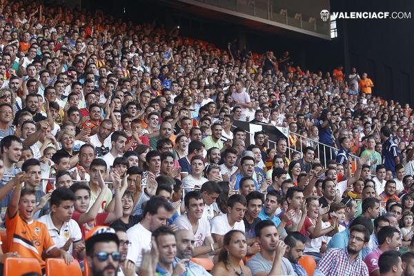 valenciacf's tweet photo. Finalmente han sido cerca de 14.000 las personas que han acudido al estadio. Una vez más, gracias #BenvingutNegredo7 http://t.co/Cabtk8wUqd