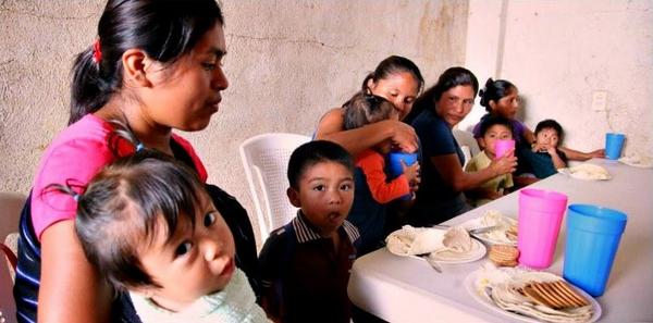 PresidenciaMX's tweet photo. La Cruzada Nacional @SinHambreMx cuenta ya con 4,522 Comedores Comunitarios instalados. http://t.co/viZxel1CGu  http://t.co/sY3HeOcg2a