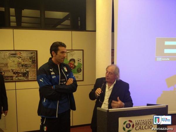 Azzurri's tweet image. Il Capitano Azzurro @gianluigibuffon #Buffon ha ritirato il premio #NereoRocco al Museo del #Calcio di #Coverciano