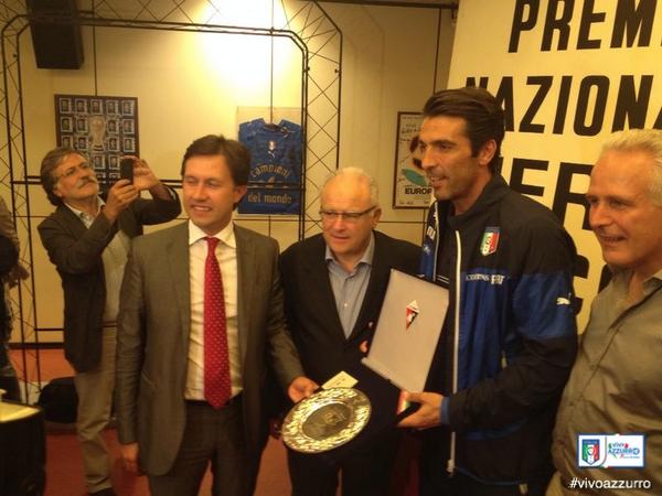 Azzurri's tweet image. Il Capitano Azzurro @gianluigibuffon #Buffon ha ritirato il premio #NereoRocco al Museo del #Calcio di #Coverciano