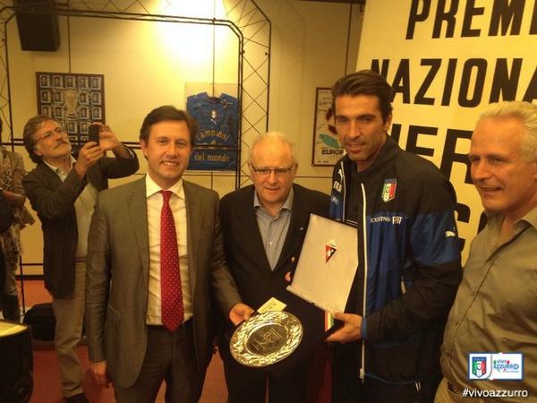 Azzurri's tweet image. Il Capitano Azzurro @gianluigibuffon #Buffon ha ritirato il premio #NereoRocco al Museo del #Calcio di #Coverciano