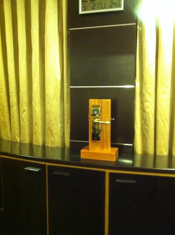 leffreader's tweet image. Система открывания двери номера настолько сложная, что все проходят тренинг на ресепшне.