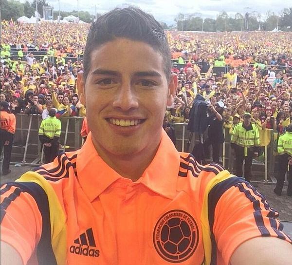 ExpressFutbolCL's tweet photo. James Rodríguez y su fanatismo por las 'selfies' http://t.co/TcFBM9S3de