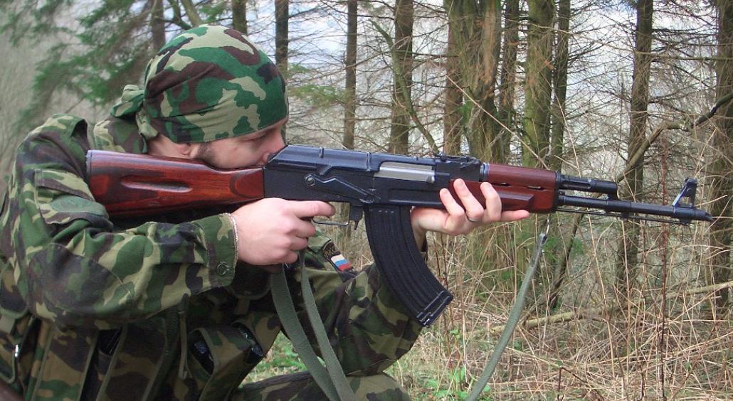 O Xrhsths Hound Sto Twitter Tadikko スタンダードな構え方 は画像のようなのになります 握把は銃前方の木製部になります あと蛇足ながらこの銃はサブマシンガンでなくアサルトライフルという分類になります Http T Co 2egnk9e8fp