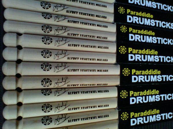 stickcustom's tweet photo. Signature @Alfret_ym spec: original hard maple canada @PARADDIDLEstick  tipe 5a &amp; 7a cc @tips_drum @DrumBagus http://t.co/JxnxYdsGjS