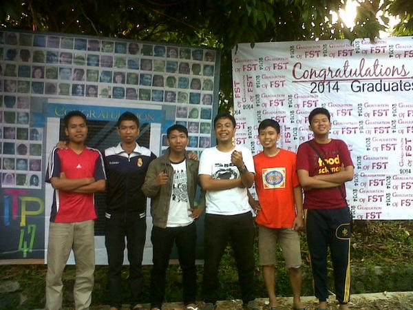 alexander_t0mmy's tweet photo. Sedari pagi bersama anak2 qobs pasang spanduk, demi teman2 @ITP_47 yg mau wisuda :) http://t.co/DezHNAETE7