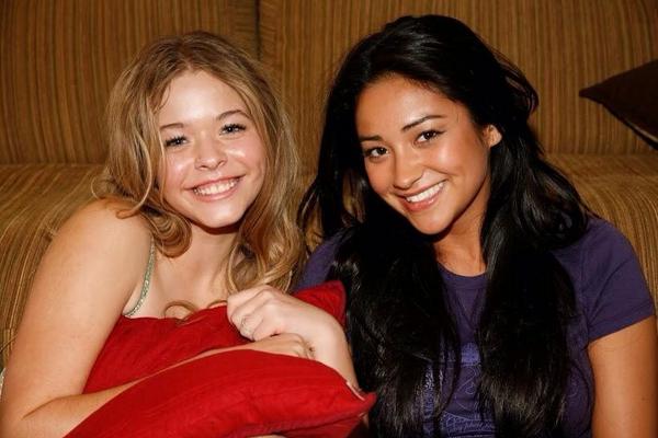TaylorsNewsFeed's tweet image. @imarleneking if this gets 300 retweets can we have more emison scenes Or #emisonprom ?