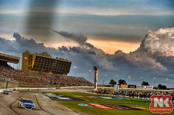 nigelkinrade's tweet photo. Clouds @amsupdates @kaseykahne @Hendrick5Team @marvin945 @FarmersRacing @cspauldini @daveparonto @KevinHamlin http://t.co/4vtGVZCAIH