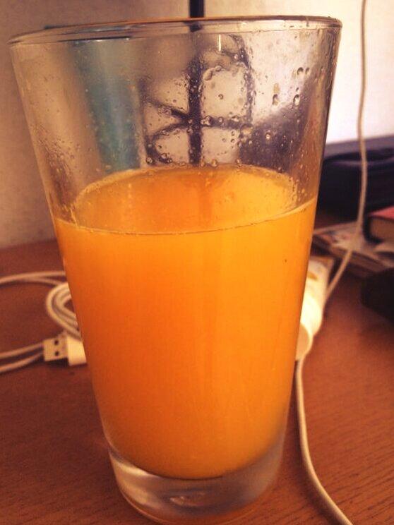 flor20R's tweet photo. @_vickyyAcu un zumo de naranjita a tu salud!!! #Teextrañamos!!! http://t.co/llZ2zXeJZt