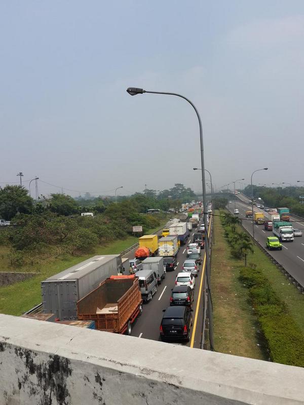 AhauHS's tweet photo. @TMCPoldaMetro @SenkomCMNP @NTMCLantasPolri Kemacetan JORR cukup parah. Di mana yah simpulnya? http://t.co/MrEuGxvQZJ
