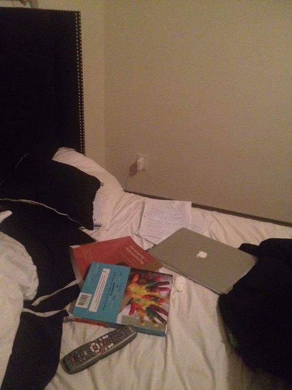 caroles_daughtr's tweet image. And after 9 hours of work this is waiting for me at home #OneMoreSemester #LordGiveMeStrength #imBoutaSleepOnAllThis