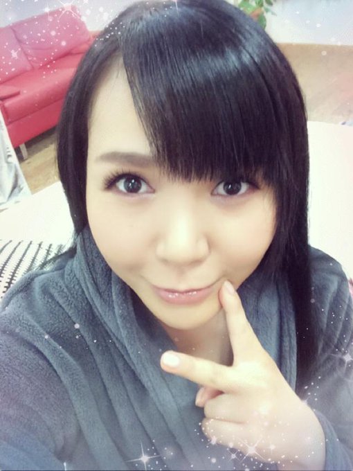 おはみうっ！ 撮影中ー！ メイクして貰って、メイクさんに前髪切って貰ったよぉー♡ http://t.co/txbOpgPPRF
