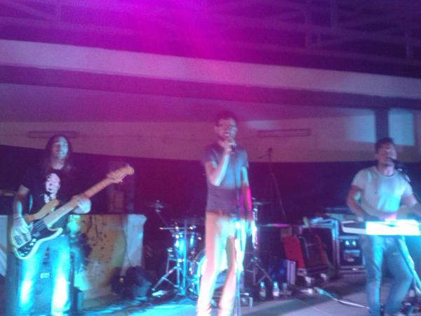 108Mari's tweet photo. @Planeta80_  sin palabras sois increíbles, un concierto de los que ya no hay !! Para quitarse el sombrero :D http://t.co/JEco44WrRZ