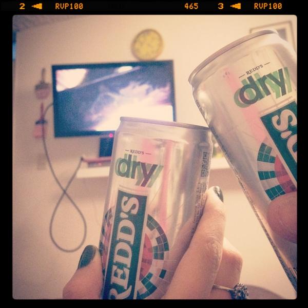 MariaCometa's tweet photo. #GameOfThrones night w/ my love! #letsdry #encuentraElMomento @ReddsColombia http://t.co/D955Eb02Aw
