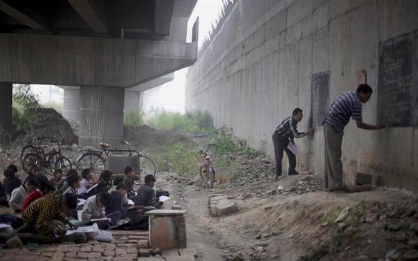 _Paisajes_'s tweet photo. Gente que se queja de no tener un iphone 5s, cuando hay personas que dan clases debajo de un Puente, India. http://t.co/gSr8mkmq9d