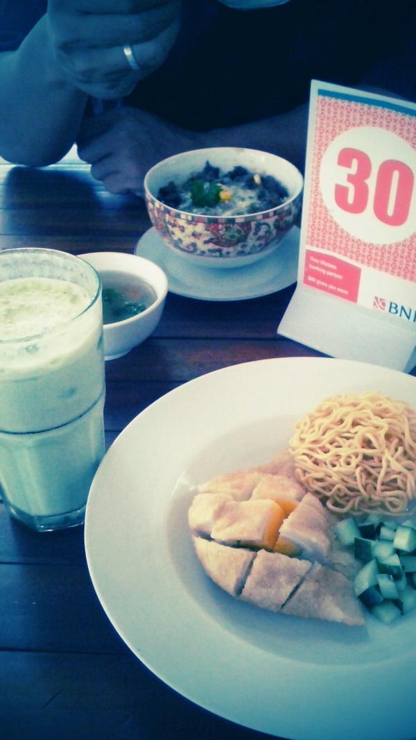Maksi pempek + green tea latte ice <a href="/angsanacoffee/">angsanacoffee</a>, depanku nasi panggang <a href="/goodybaked/">Goody Baked</a> semua di <a href="/ugmfoodpark/">BNI UGM FoodPark</a> mau?