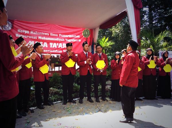 Penampilan yelyel dari khafilah Ir.Soekarno