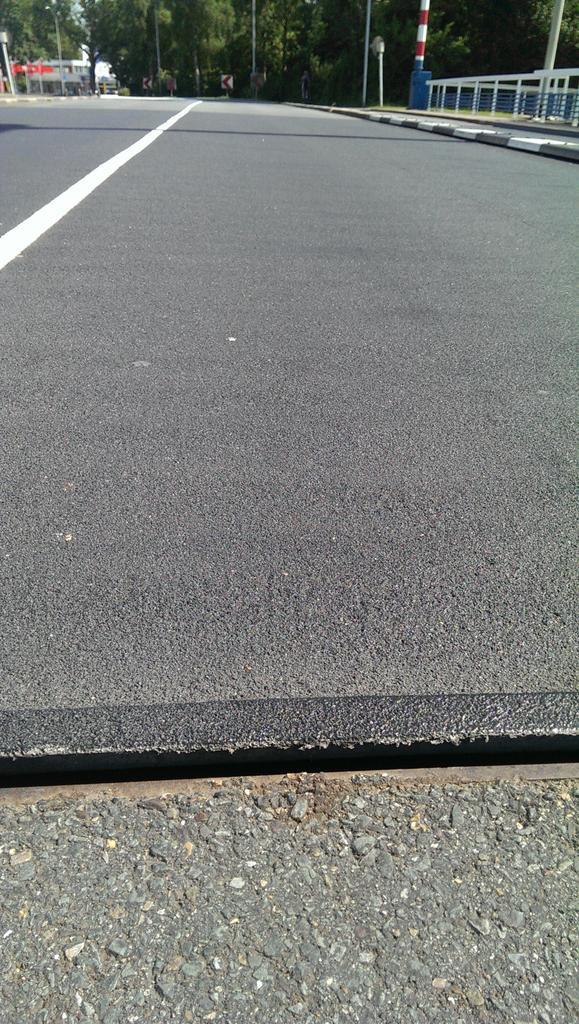 Special_Protect's tweet photo. #slijtlaag uitgevoerd op basis van #polyurea op een #stalenbrugdek. http://t.co/sWmjwQrZq0