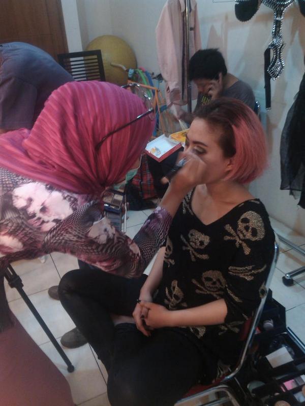 KIKIASISKA_ID's tweet photo. Semangat kk "@KikiIsOfficial: Siap siap photo @kikiasiska_05 http://t.co/7HlY2Wrvkp”
