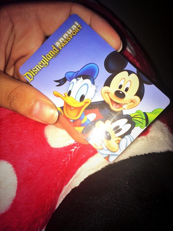 aideyepez's tweet photo. Officially an annual pass holder 🙈🙊 #discountseverywhere #disneyland #annualpass #sooooworthit #disneyfreak http://t.co/mugI4nhJ7m