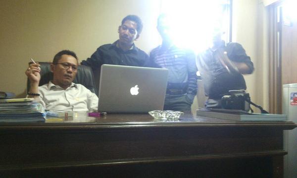 Bintang9_'s tweet photo. Brain storming dengan kanda Irwan Pababari diruang Komisi B DPRD Kabupaten Mamuju http://t.co/VivX3HrOtZ