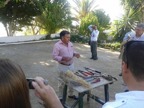 Hacedordevinos's tweet photo. Jose M.Harana capataz de viñas.Injerto de yema, la mano del hombre conduce la  
viña http://t.co/GEM0QHklne