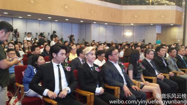 EXOGlobal's tweet photo. [PIC] 140903 Chanyeol and Suho @ Media Asia and SM Signing Ceremony Cr: 音乐风云榜 http://t.co/BVf7P4W5Xv