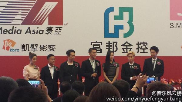 EXOGlobal's tweet photo. [PIC] 140903 Chanyeol and Suho @ Media Asia and SM Signing Ceremony Cr: 音乐风云榜 http://t.co/BVf7P4W5Xv