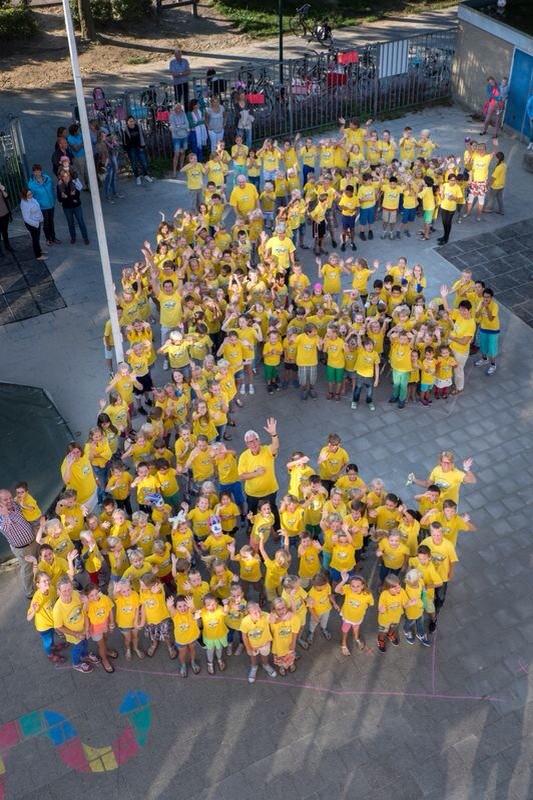 WereldKidzPalet's tweet photo. Opening schooljaar. Alle #WereldKidz Scholen hebben een letter die samen een slogan vormen. Wij hebben de letter E http://t.co/JcYT7UTTrc