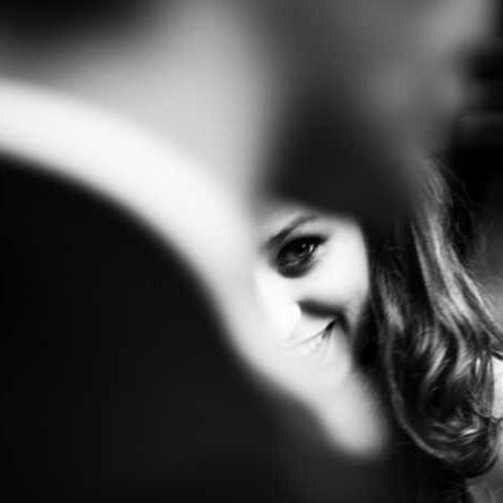 “صوتك وشوقك مع هواك وتلاقيك
اربع يزيل من حياتي شجوني

ووحده تلخبطني ولا اقدر احاكيك
لا قامت عيونك تناظر عيوني”